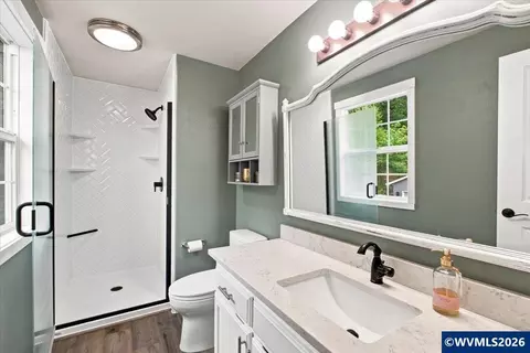 Bath - 5359 Holly Lp Lp SE, Turner, OR 97392 photo 4 of 5