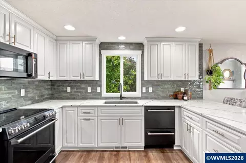 Kitchen - 5359 Holly Lp Lp SE, Turner, OR 97392 photo 4 of 4