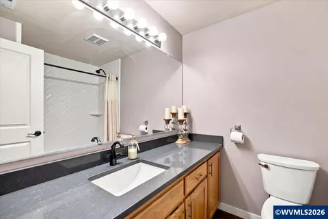 Bath - 5359 Holly Lp Lp SE, Turner, OR 97392 photo 2 of 5
