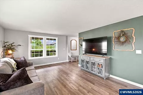 Living - 5359 Holly Lp Lp SE, Turner, OR 97392 photo 2 of 3