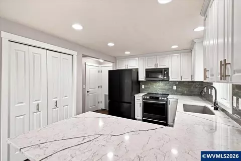 Kitchen - 5359 Holly Lp Lp SE, Turner, OR 97392 photo 2 of 4