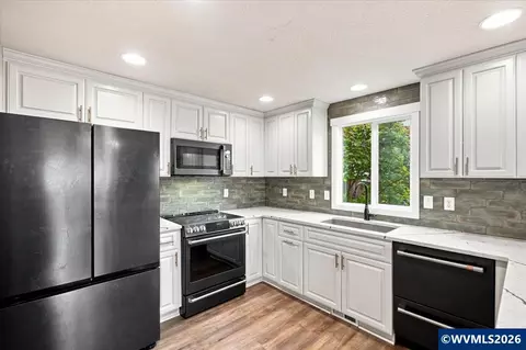 Kitchen - 5359 Holly Lp Lp SE, Turner, OR 97392 photo 3 of 4