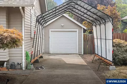 Exterior - 1915 5th St NE, Salem, OR 97301 photo 4 of 8
