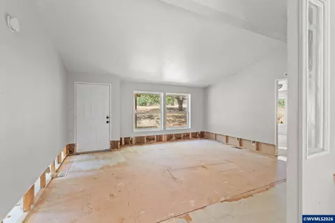 Living - 136 E Hillcrest Dr, Eugene, OR 97404 photo 1 of 4