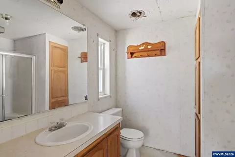 Bath - 136 E Hillcrest Dr, Eugene, OR 97404 photo 2 of 2