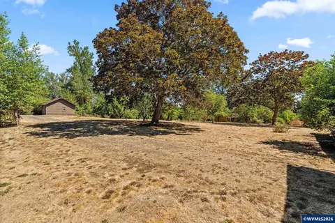 Exterior - 136 E Hillcrest Dr, Eugene, OR 97404 photo 11 of 14