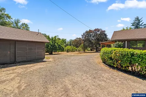 Exterior - 136 E Hillcrest Dr, Eugene, OR 97404 photo 13 of 14