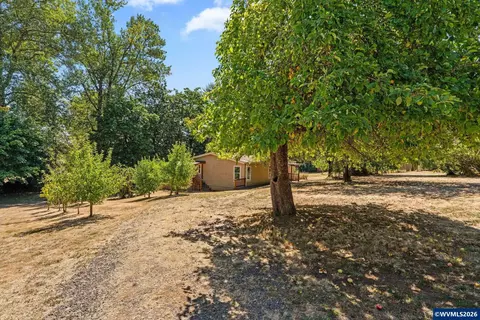 Exterior - 136 E Hillcrest Dr, Eugene, OR 97404 photo 3 of 14