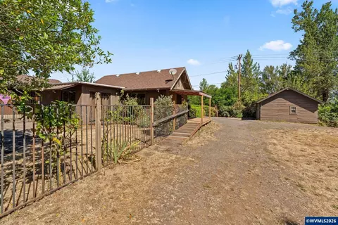 Exterior - 136 E Hillcrest Dr, Eugene, OR 97404 photo 12 of 14