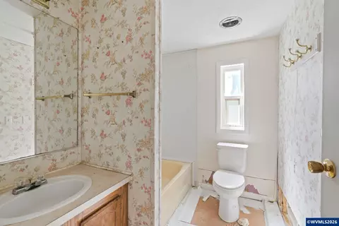 Bath - 136 E Hillcrest Dr, Eugene, OR 97404 photo 1 of 2