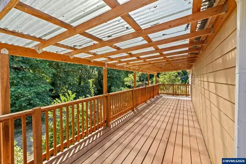 Exterior - 136 E Hillcrest Dr, Eugene, OR 97404 photo 5 of 14