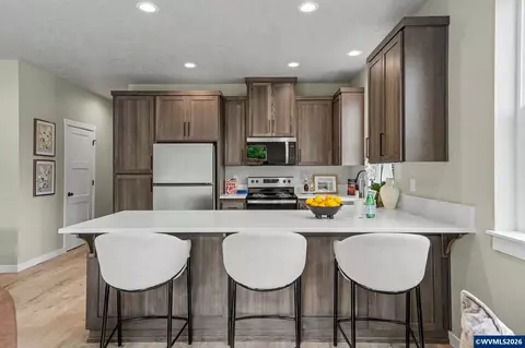 Kitchen - 1122 Barbara Ave NE, Keizer, OR 97303 photo 3 of 4