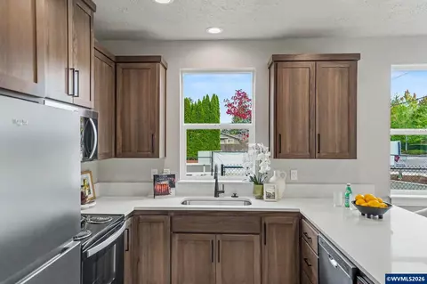 Kitchen - 1122 Barbara Ave NE, Keizer, OR 97303 photo 1 of 4