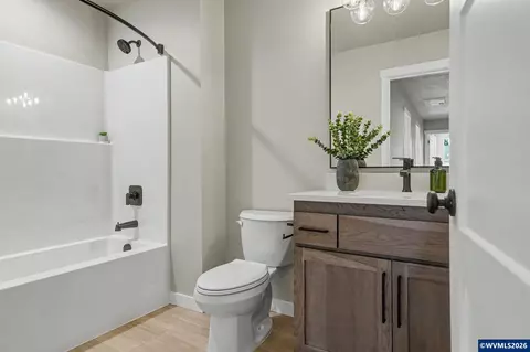 Bath - 1122 Barbara Ave NE, Keizer, OR 97303 photo 1 of 3