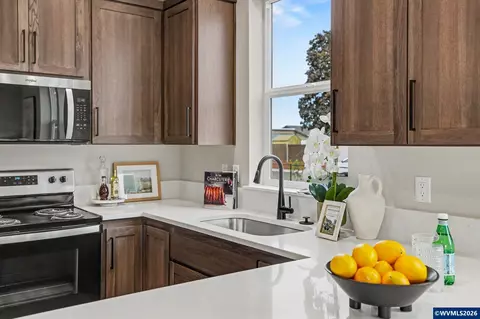Kitchen - 1122 Barbara Ave NE, Keizer, OR 97303 photo 4 of 4
