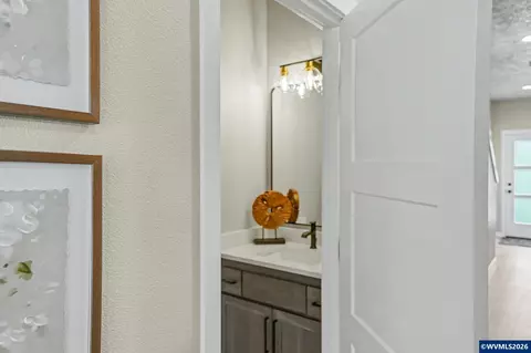 Entry Way - 1122 Barbara Ave NE, Keizer, OR 97303 photo 2 of 6