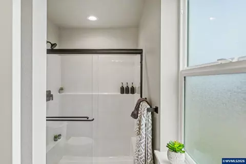 Bath - 1122 Barbara Ave NE, Keizer, OR 97303 photo 3 of 3