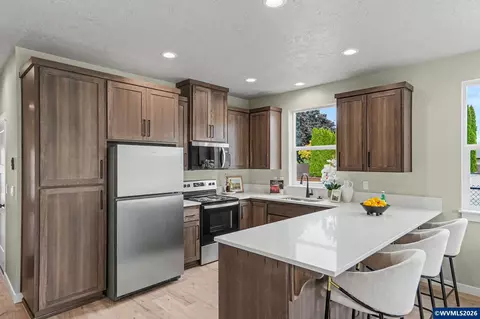 Kitchen - 1122 Barbara Ave NE, Keizer, OR 97303 photo 2 of 4