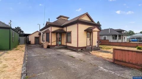42 E St, Lebanon, OR 97355