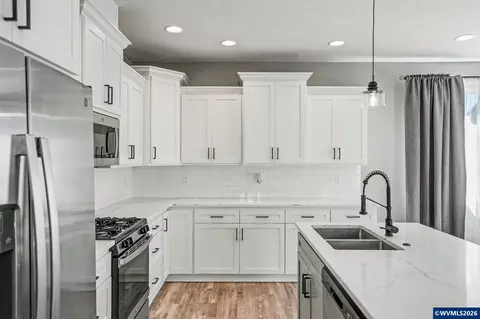 Kitchen - 433 Grant St, Silverton, OR 97381 photo 4 of 4