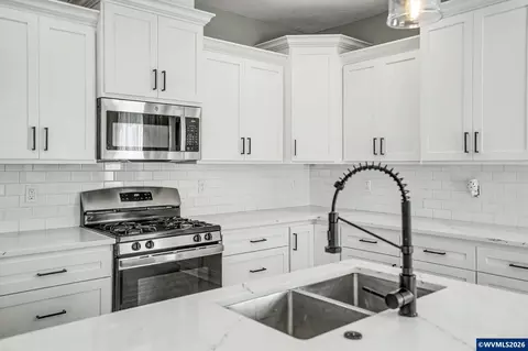 Kitchen - 433 Grant St, Silverton, OR 97381 photo 3 of 4