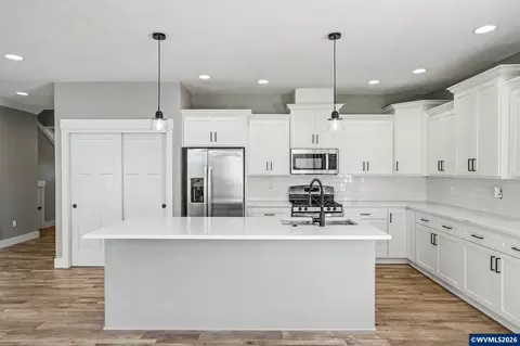 Kitchen - 433 Grant St, Silverton, OR 97381 photo 2 of 4
