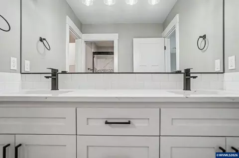 Bath - 433 Grant St, Silverton, OR 97381 photo 3 of 4
