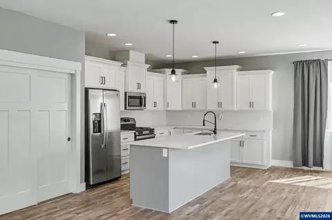 Kitchen - 433 Grant St, Silverton, OR 97381 photo 1 of 4