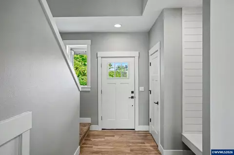 Entry Way - 433 Grant St, Silverton, OR 97381 photo 2 of 6