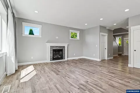Living - 433 Grant St, Silverton, OR 97381 photo 3 of 5