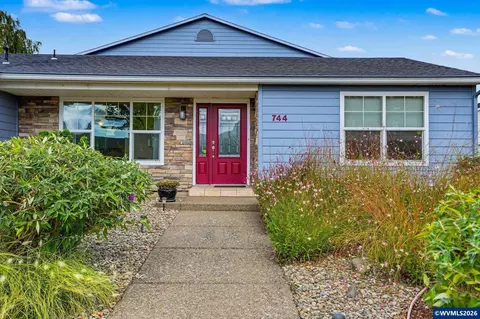 Exterior - 744 Cessna St, Independence, OR 97351 photo 2 of 11