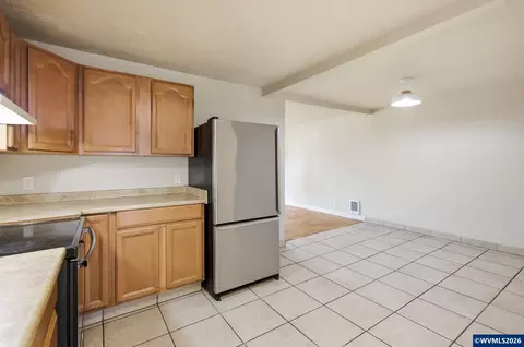 Kitchen - 485 21st St, Springfield, OR 97477 photo 6 of 6