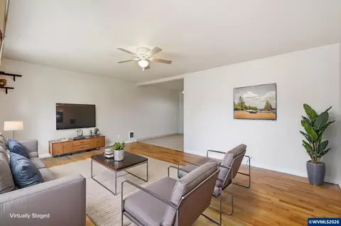 Living - 485 21st St, Springfield, OR 97477 photo 6 of 7