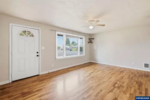 Living - 485 21st St, Springfield, OR 97477 photo 1 of 7