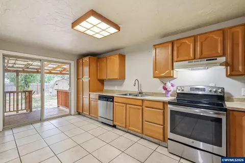 Kitchen - 485 21st St, Springfield, OR 97477 photo 2 of 6