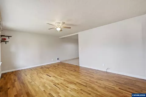 Living - 485 21st St, Springfield, OR 97477 photo 3 of 7