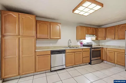 Kitchen - 485 21st St, Springfield, OR 97477 photo 3 of 6