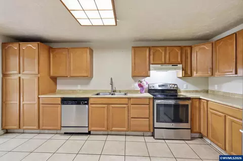 Kitchen - 485 21st St, Springfield, OR 97477 photo 5 of 6