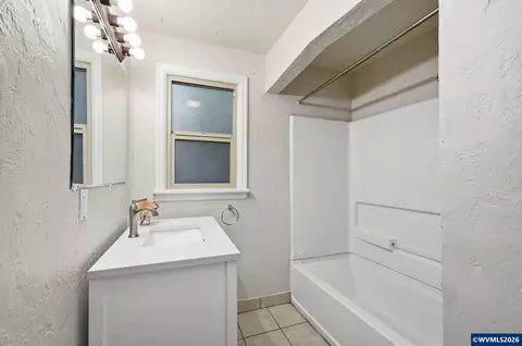 Bath - 485 21st St, Springfield, OR 97477 photo 2 of 4