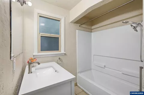 Bath - 485 21st St, Springfield, OR 97477 photo 3 of 4