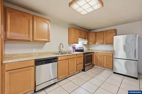 Kitchen - 485 21st St, Springfield, OR 97477 photo 4 of 6