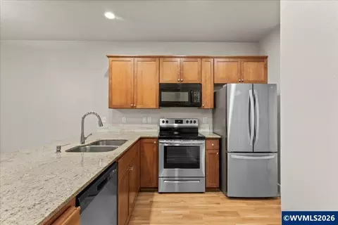 Kitchen - 211 Silver St, Silverton, OR 97381 photo 2 of 3