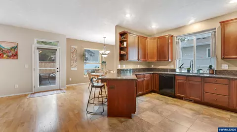Kitchen - 18283 Davis St, Sandy, OR 97055 photo 1 of 6