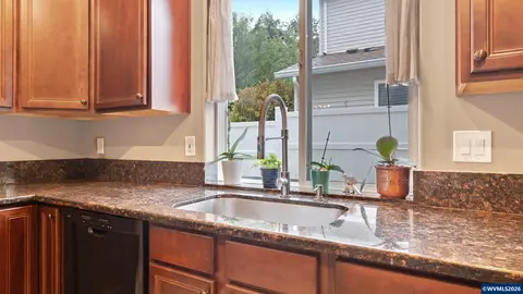 Kitchen - 18283 Davis St, Sandy, OR 97055 photo 5 of 6
