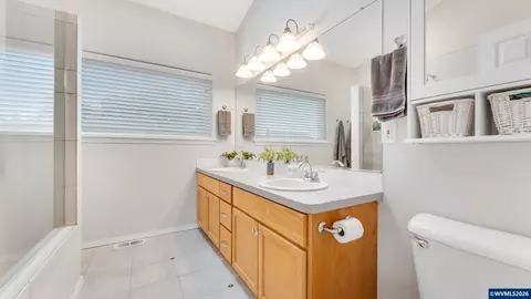 Bath - 18283 Davis St, Sandy, OR 97055 photo 2 of 4