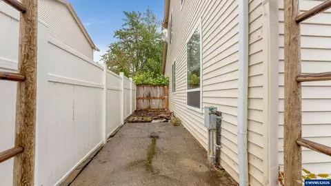 Exterior - 18283 Davis St, Sandy, OR 97055 photo 5 of 7