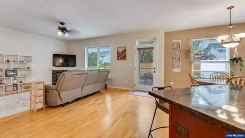Living - 18283 Davis St, Sandy, OR 97055 photo 2 of 3