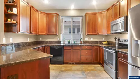 Kitchen - 18283 Davis St, Sandy, OR 97055 photo 2 of 6