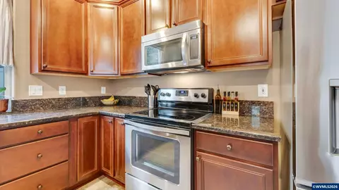 Kitchen - 18283 Davis St, Sandy, OR 97055 photo 4 of 6