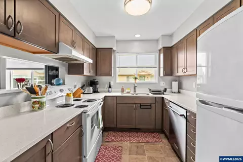 Kitchen - 1107 Echo Hollow Rd, Eugene, OR 97402 photo 2 of 3